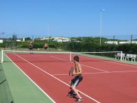 Tennis ou squash au sein de le camping ou &agrave; proximit&eacute;