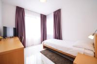 Łóżko lub łóżka w pokoju w obiekcie Depadansa Hotel Lucija***