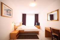 Łóżko lub łóżka w pokoju w obiekcie Depadansa Hotel Lucija***