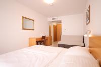 Łóżko lub łóżka w pokoju w obiekcie Depadansa Hotel Lucija***