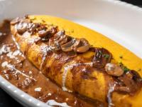 东伊豆町热川海洋度假村(Atagawa Ocean Resort)的一块上面撒着坚果的食物