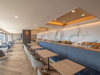 东伊豆町热川海洋度假村(Atagawa Ocean Resort)的有一排桌椅的餐厅