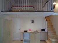 ブダペストにあるLoft House Budapestのキッチン(シンク、二段ベッド付)