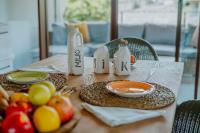 un tavolo con mele e piatti di cibo sopra di Borgo 69 Villas & Suites a Foiano della Chiana