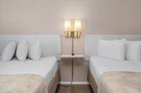 Ein Bett oder Betten in einem Zimmer der Unterkunft Beach Bum West-O Motel
