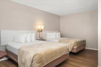 Ein Bett oder Betten in einem Zimmer der Unterkunft Beach Bum West-O Motel
