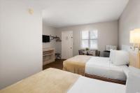 Ein Bett oder Betten in einem Zimmer der Unterkunft Beach Bum West-O Motel