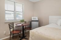 Ein Bett oder Betten in einem Zimmer der Unterkunft Beach Bum West-O Motel