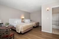 Ein Bett oder Betten in einem Zimmer der Unterkunft Beach Bum West-O Motel