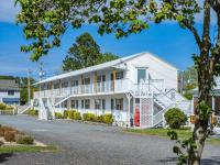ein weißes Gebäude mit weißen Geländern in der Unterkunft Beach Bum West-O Motel in Ocean City