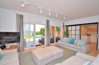Televízia a/alebo spoločenská miestnosť v ubytovaní 017 Villa Embat ET2500 by Mallorca Charme
