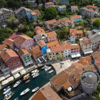Nespecifikovaný výhled na destinaci Veli Lošinj nebo výhled na město při pohledu z apartmánu