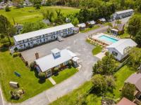 Der Swimmingpool an oder in der Nähe von Beach Bum West-O Motel