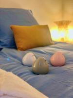 three rubber ducks sitting on a bed at L&#39;Etang des rêves in Gruissan