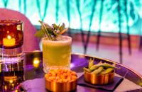 アウクスブルクにあるLeonardo Hotel Augsburgのテーブルの上に置かれた野菜のボウルと飲み物