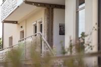Un balcón de una casa con puerta en Pannonia Appartements 2, en Neusiedl am See