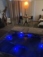 Łóżko lub łóżka w pokoju w obiekcie Les Lofts de Bouzigues