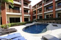 Der Swimmingpool an oder in der Nähe von Sun Hill Hotel Patong