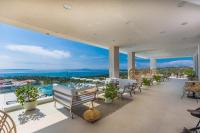 un patio interior con vistas al océano en Hotel In Excelsis, en Novalja