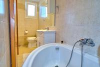 Kúpeľňa v ubytovaní Villa Spiros Imerolia Kassiopi