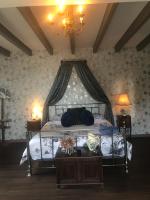 Una cama o camas en una habitaci&oacute;n de NO5 Chambre D&#39;hotes