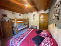 Katil dua tingkat atau katil-katil dua tingkat dalam bilik di Le Chalet, chambres d h&ocirc;tes, petit d&eacute;jeuner inclus