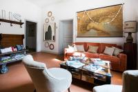A seating area at Soprarno Suites