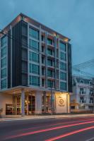 un edificio en una calle de la ciudad con una calle en Grand Hotel Vientiane, en Vientiane