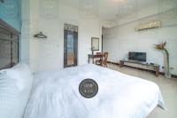a bedroom with a white bed with a sign on it at 花蓮發現民宿-無人民宿自助入住-包棟可烤肉可麻將 in Hualien City