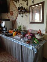 einen Tisch mit Essen in der Küche in der Unterkunft agriturismo heaven in Capo Vaticano