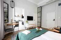 Telewizja i/lub zestaw kina domowego w obiekcie Arts Apartments - Kraków Old Town
