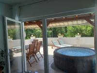 Balkón alebo terasa v ubytovaní Vila Brig 108 - private swimming pool and jacuzzi
