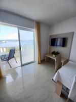 Televízia a/alebo spoločenská miestnosť v ubytovaní Apartments Amor