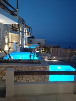 Bazén v ubytování Ypsilos Beach Suites Adults Only nebo v jeho okolí