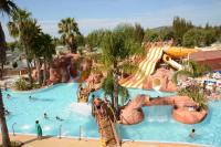 - une piscine dans un parc à thème avec des personnes dans l&#39;établissement Camping Les Palmiers, à Hyères