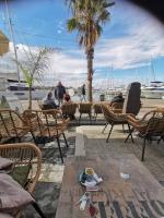 Posedenie v ubytovaní Appartement de 50m2 à 2 pas du port et plage!