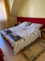 Łóżko lub łóżka w pokoju w obiekcie Buborék Apartman