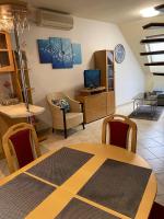Telewizja i/lub zestaw kina domowego w obiekcie Buborék Apartman