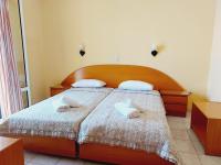 A bed or beds in a room at Cactus rooms
