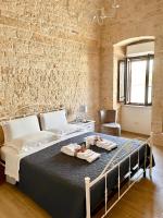 Un dormitorio con una cama con dos bandejas encima. en Nido di pietra-dimora in centro, en Alberobello