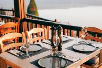 Una mesa larga con platos y copas de vino encima. en Althaia Hotel, en Thermo