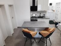 Kuchyňa alebo kuchynka v ubytovaní Apartman Hanna