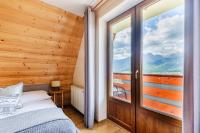 Posteľ alebo postele v izbe v ubytovaní Pokoje i apartament z widokiem na Tatry