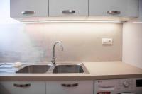 Kuchyňa alebo kuchynka v ubytovaní Konstantinos Stylish Brand New Apt in the heart of Athens
