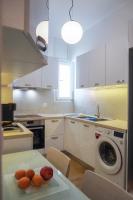 Kuchyňa alebo kuchynka v ubytovaní Konstantinos Stylish Brand New Apt in the heart of Athens