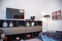 Televízia a/alebo spoločenská miestnosť v ubytovaní Konstantinos Stylish Brand New Apt in the heart of Athens