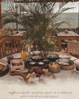 un tavolo con cibo e bevande sopra di Kalia Beach Hotel Side Ex Kale Motel a Side