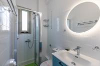 Koupelna v ubytování Panormos Beach Hotel Skopelos