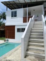 una casa con escaleras y piscina en Tribal Xperience Guesthouse, en San Vicente
