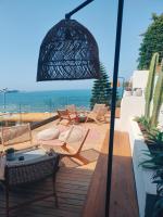 patio con sedie, tavolo e lampada di Kalia Beach Hotel Side Ex Kale Motel a Side